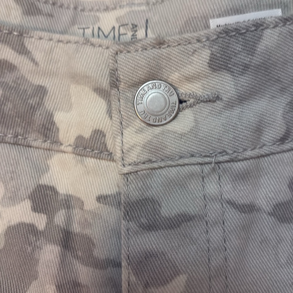 Time And Tru Camouflage Women's Shorts Relaxed Fit Mid Rise | Size 10 - Picture 8 of 13